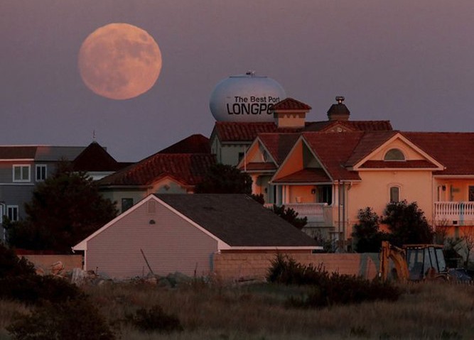 Siêu Trăng được nhìn thấy ở Longport, New Jersey, Mỹ. (ảnh: AP)
