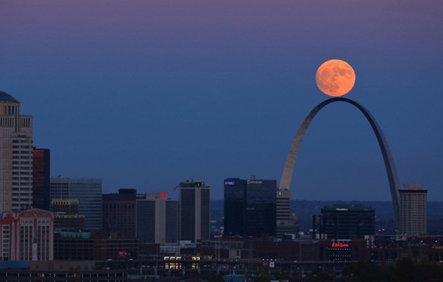 Siêu Trăng ở Tháp Compton Hill Water, St. Louis. (ảnh: AP)