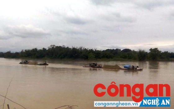Nhiều tàu hút cát của Công ty Sơn Hà hoạt động trên sông Lam nhưng chưa có đầy đủ thủ tục