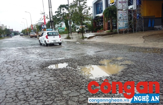 Mặt đường nứt vỡ kết cấu, tiềm ẩn nhiều nguy cơ mất an toàn giao thông
