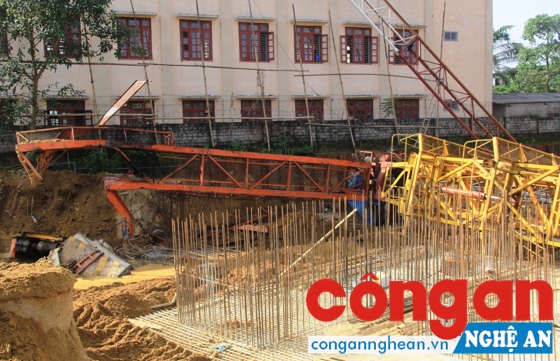 Hiện trường chiếc cần cẩu bị đổ sập khiến nam sinh tử vong