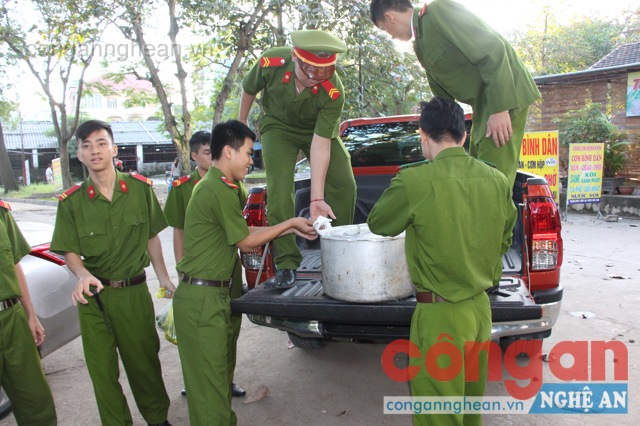 Những nồi cháo nóng được các ĐVTN khối mục tiêu chính trị (Phòng Cảnh sát Cơ động) mang đến bệnh viện