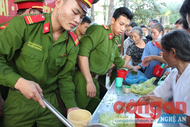 Rất đông bệnh nhân có mặt để lấy cháo