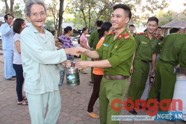 Một bệnh nhân vui mừng cảm ơn các chiến sỹ Công an