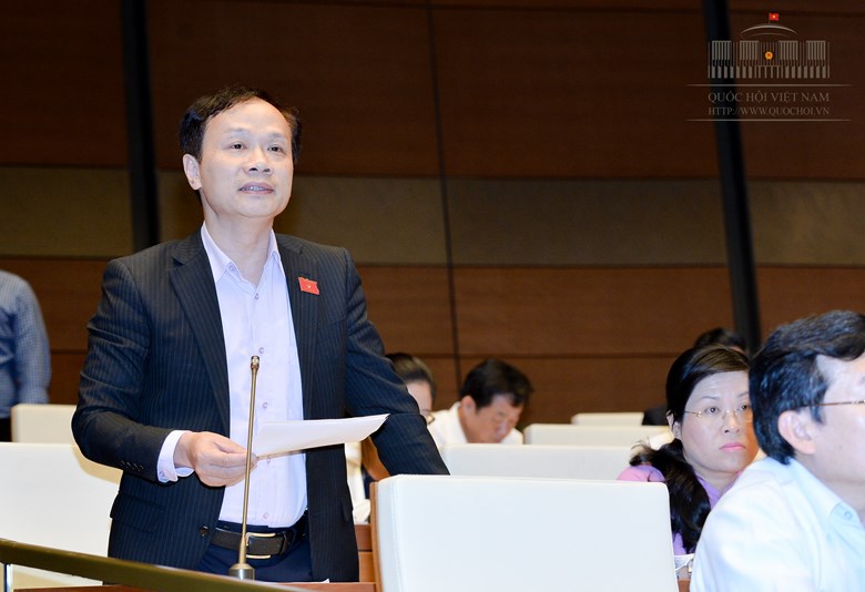 Đại biểu Quốc hội Phạm Tất Thắng- tỉnh Vĩnh Long chất vấn tại Hội trường - Ảnh: Đình Nam