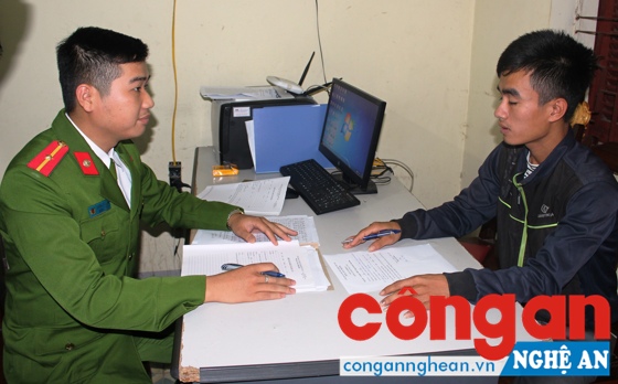 Cán bộ Công an huyện Nam Đàn lấy lời khai đối tượng vi phạm pháp luật