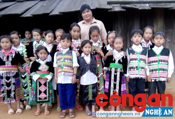 Thầy giáo Lương Trung Thành và các em học sinh Trường Tiểu học Tri Lễ 2, điểm trường Pà Khốm