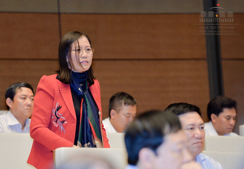Đại biểu Quốc hội Lê Thị Nga chất vấn Bộ trưởng Bộ Nội vụ Lê Vĩnh Tân - Ảnh: Đình Nam