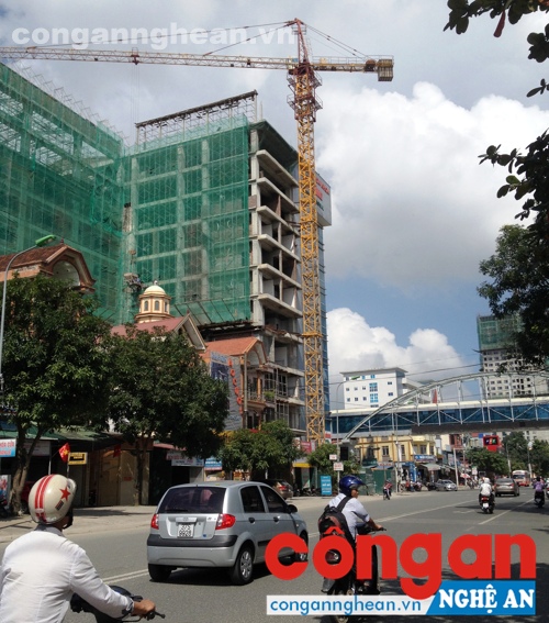 Nhiều “bẫy tử thần” trên cao đe doạ tính mạng của người dân (ảnh chụp trên đường Nguyễn Phong Sắc)