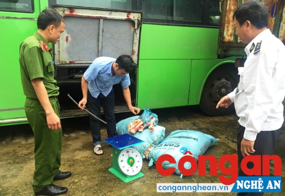 Lực lượng chức năng kiểm tra số hàng hóa bị thu giữ