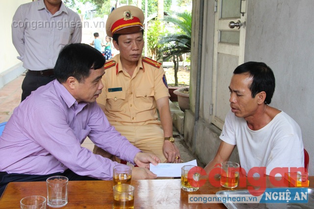 Đoàn công tác của Ban ATGT tỉnh thăm hỏi, động viên thân nhân gia đình nạn nhân Đặng thị Đặng thị Thúy Hằng (SN 1992) xóm 5, xã Nghi Phú TP Vinh nạn nhân tử vong do TNGT