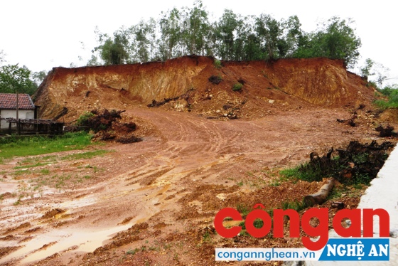 Nhiều vị trí khai thác đất trái phép ở xã Mỹ Thành diễn ra trong một thời gian dài nhưng chưa được xử lý triệt để