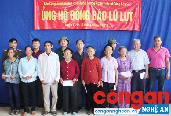 Trao quà cho các gia đình bị thiệt hại do mưa lũ