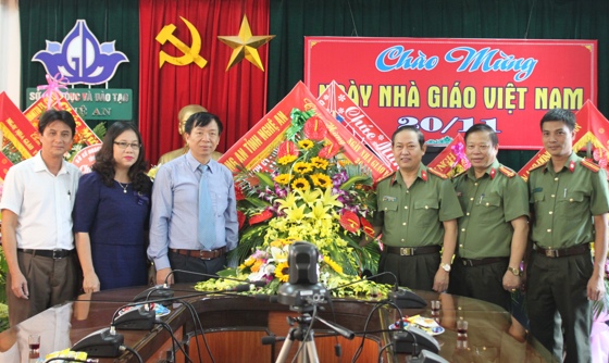 Lãnh đạo Công an tỉnh tặng hoa chúc mừng tại Sở giáo dục và đào tạo Nghệ An