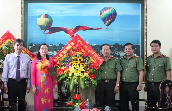 Lãnh đạo Công an tỉnh tặng hoa chúc mừng tại Trường sư phạm kỹ thuật Vinh