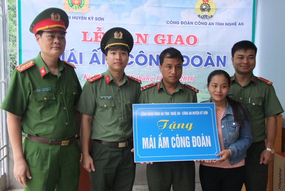 Công đoàn Công an tỉnh và Công an huyện Kỳ Sơn trao Mái ấm công đoàn cho gia đình đồng chí Lô Đức Cảnh
