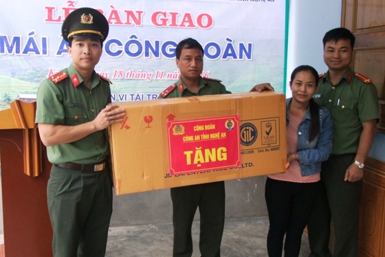 Công đoàn Công an tỉnh tặng chiếc quạt cho gia đình đồng chí Lô Đức Cảnh