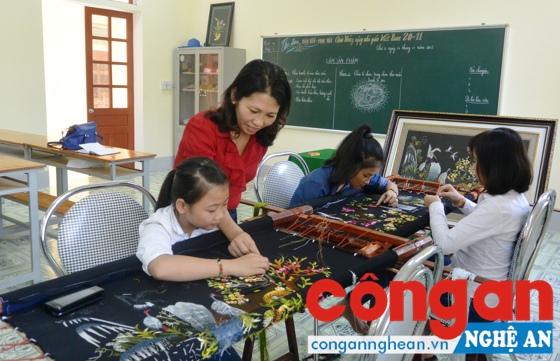 Giờ học của cô và trò Trung tâm Giáo dục, dạy nghề khuyết tật Nghệ An