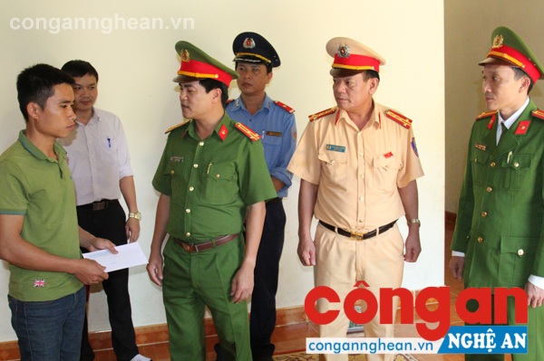 Chồng của nạn nhân Hà Thị Đàn (1991), ở bản Cói, xã Tiền Phong đón nhận quà từ đoàn công tác