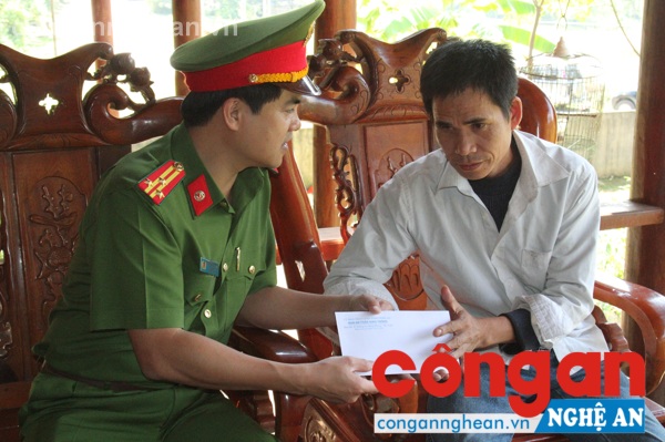 Đồng chí Thượng tá Nguyễn Đức Hải- PGĐ Công an tỉnh trực tiếp trao quà gia đình nạn nhân Vi Thị Nhất (1975), bản Long Quang, xã Tiền Phong