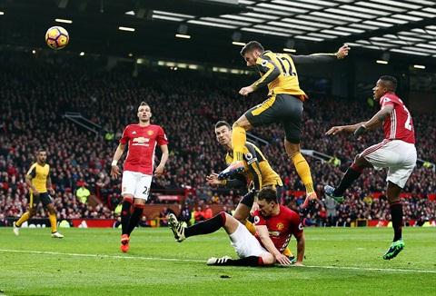Giroud bật cao hơn tất thảy đánh đầu cực mạnh gỡ hòa 1-1