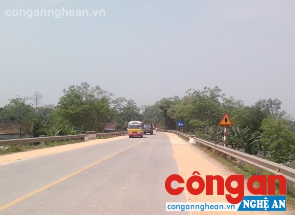 Ý thức người dân còn hạn chế khi biến lòng, lề đường thành nơi sân phơi nông sản