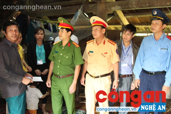 Thông qua hoạt động thăm hỏi, động viên nạn nhân TNGT, những ngươi ở lại thực sự là những tuyên truyền viên quan trọng nơi cơ sở để nâng cao nhận thức cho người dân khu vực nông thôn, miền núi
