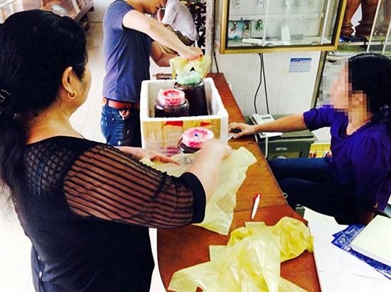 “Đầu nậu” L và “mắt xích” của mình đang chào bán rượu “thuốc phiện”