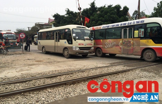 Dù đã có cầu vượt đường sắt nhưng nhiều xe khách vẫn sang đường tại điểm giao nhau giữa Quốc lộ 48 và Quốc lộ 1A với đường sắt Bắc - Nam thuộc ngã ba Yên Lý (xã Diễn Yên, huyện Diễn Châu)
