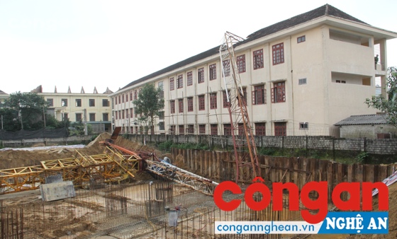 Hiện trường vụ sập tháp cần cẩu ở khu vực khối 5, phường Trường Thi