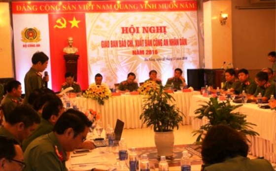 Đại diện các cơ quan báo chí tham luận tại Hội nghị