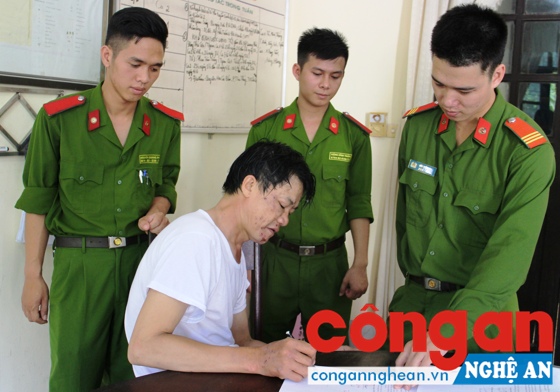 Các trinh sát Đội Cảnh sát ĐTTP về HS-KT-MT bắt giữ đối tượng mua bán ma túy