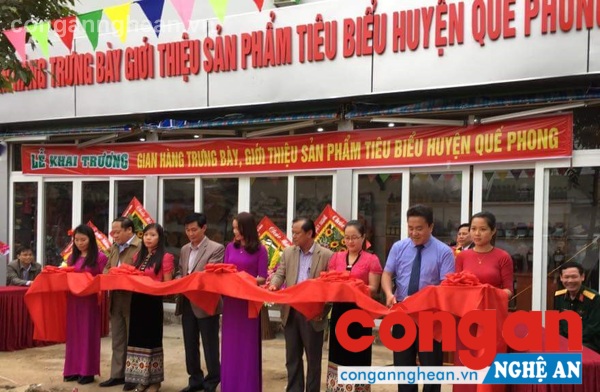 Lãnh đạo huyện và các ban ngành thực hiện nghi thức cắt băng khai trương gian hàng
