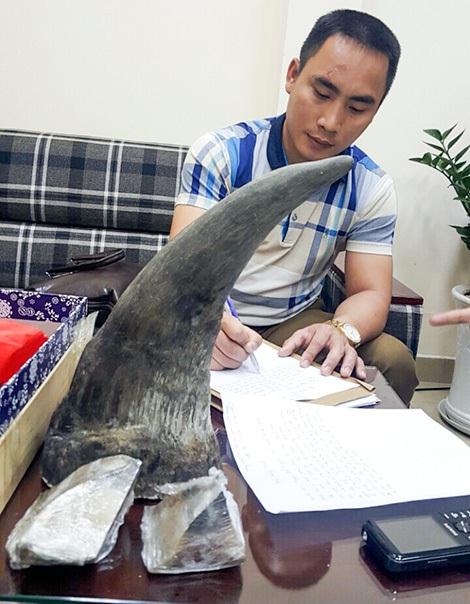 Nguyễn Đức Nguyên và chiếc sừng tê giác bị thu giữ.