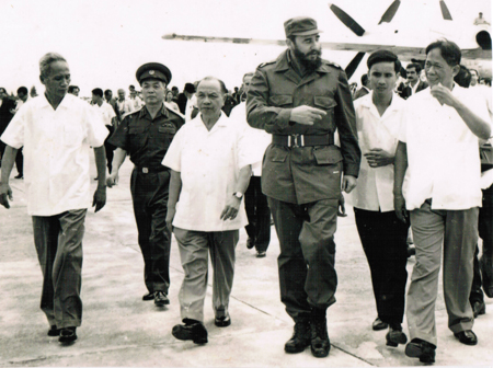 Bí thư Thứ nhất Ban Chấp hành Trung ương Đảng Lao động Việt Nam Lê Duẩn; Chủ tịch Quốc hội Trường Chinh; Thủ tướng Phạm Văn Đồng; Đại tướng Võ Nguyên Giáp đón Chủ tịch Cuba Fidel Castro tại sân bay Gia Lâm, trưa ngày 12/9/1973 trong chuyến thăm lịch sử tới Việt Nam diễn ra khi cuộc kháng chiến chống Mỹ đang bước vào giai đoạn quyết liệt nhất. Ảnh tư liệu