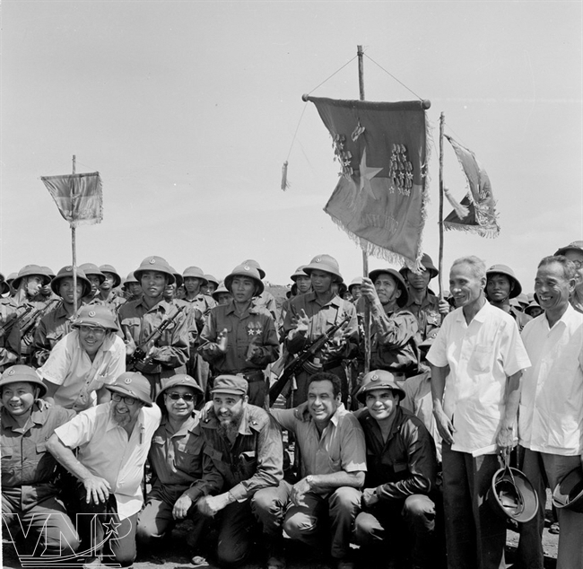Lãnh tụ Fidel Castro và Thủ tướng Phạm Văn Đồng tại cuộc mít tinh của nhân dân Quảng Trị chào mừng đoàn đại biểu Cuba. Ảnh: TTXVN