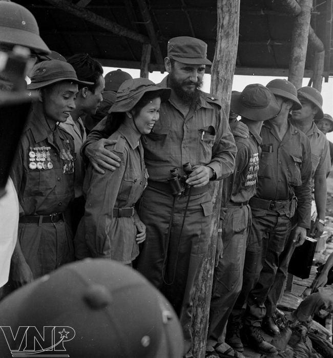 Lãnh tụ Fidel Castro và nữ anh hùng Quân Giải phóng miền Nam Việt Nam Tạ Thị Kiều thăm một căn cứ trong vùng giải phóng Quảng Trị năm 1973. Ảnh: TTXVN