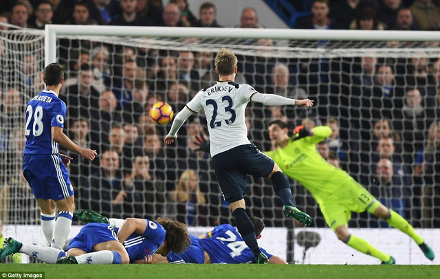 Christian Eriksen sút xa đẹp mắt mở tỉ số trận đấu