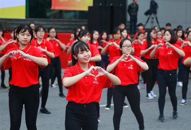 Nhiều bạn trẻ tham gia lễ mít tinh kêu gọi giảm kỳ thị, phân biệt đối xử với người nhiễm HIV/AIDS