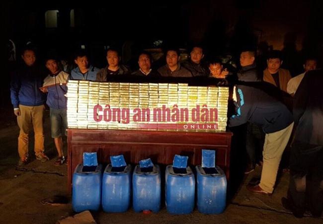 Những can nhựa ngụy trang để đựng 300 bánh heroin.