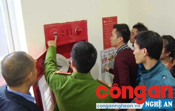 Cán bộ Phòng Hướng dẫn, chỉ đạo về phòng cháy hướng dẫn đội PC&CC cơ sở cách xử lý tình huống khi có cháy