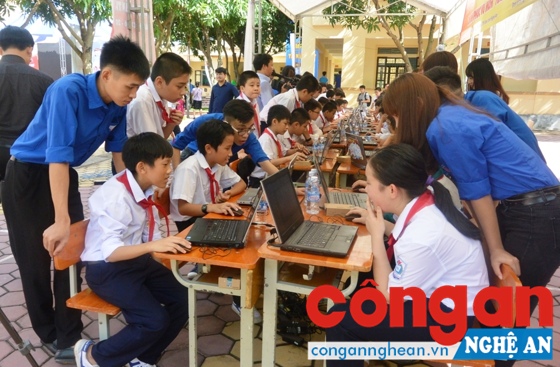 Phụ huynh nên hướng dẫn, quản lý con trong việc sử dụng máy tính, smartphone/ipad đúng mục đích để vừa hỗ trợ trong việc học tập vừa đáp ứng nhu cầu vui chơi giải trí (Trong ảnh: Học sinh tham gia cuộc thi “Chinh phục vũ môn” trực tuyến trên máy tính)