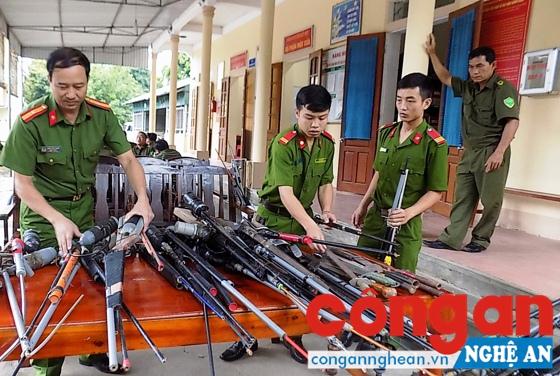 Công an huyện Quỳ Hợp kiểm tra súng tự chế do người dân giao nộp