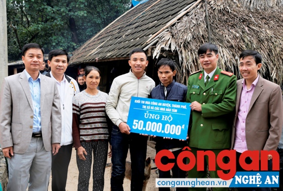 Đại diện lãnh đạo các đơn vị trong Khối trao số tiền 50 triệu đồng cho gia đình Thiếu úy Đặng Văn Luân