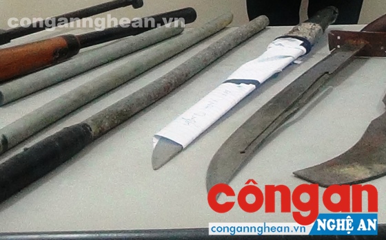 Hung khí lực lượng Công an thu giữ tại nhà Quyết