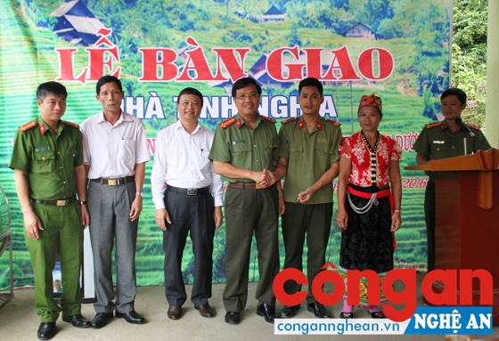 Đồng chí Đại tá Hồ Văn Tứ, Phó Giám đốc Công an tỉnh Nghệ An bàn giao ngôi nhà tình nghĩa cho đồng chí Vi Văn Ninh, cán bộ Công an huyện Tương Dương - Ảnh: Mạnh Cường