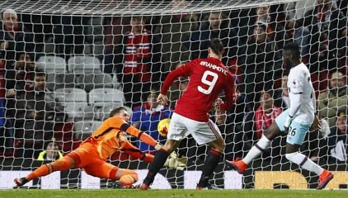 Ibrahimovic có vẻ rất có duyên với mảnh lưới của West Ham