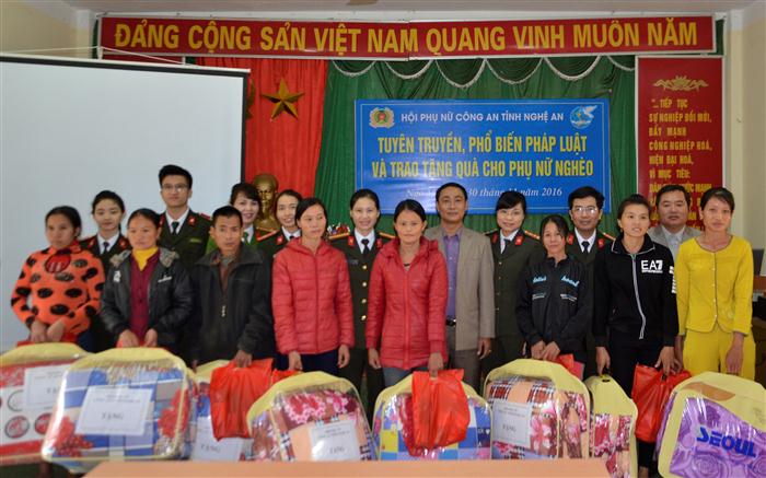 Trao quà cho phụ nữ có hoàn cảnh khó khăn
