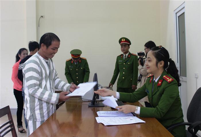 Làm thủ tục đặc xá