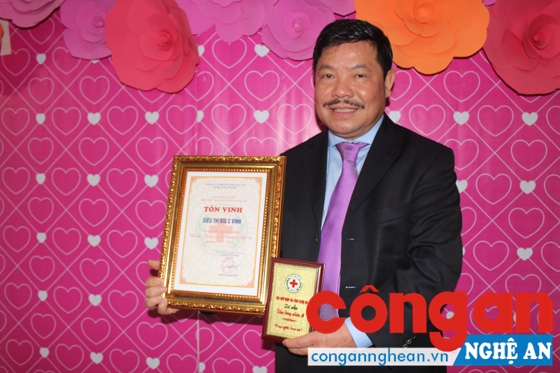 Anh Trần Văn Minh với bằng chứng nhận vì hoạt động thiện nguyện trên địa bàn tỉnh Nghệ An